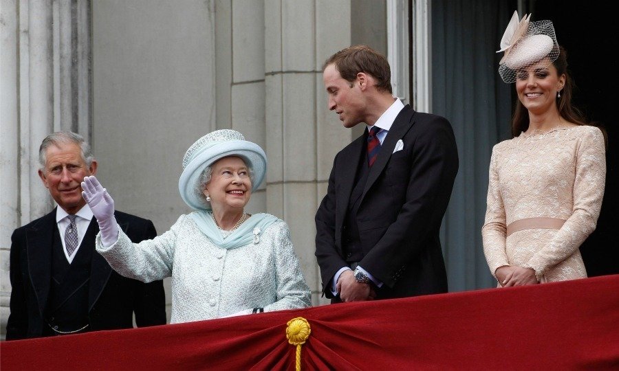 El príncipe Carlos, la reina Isabel, el príncipe Guillermo y la princesa Catalina.