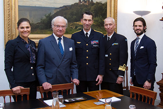 La princesa Victoria, el rey Carlos Gustavo y el príncipe Carlos Felipe, con mandos militares.