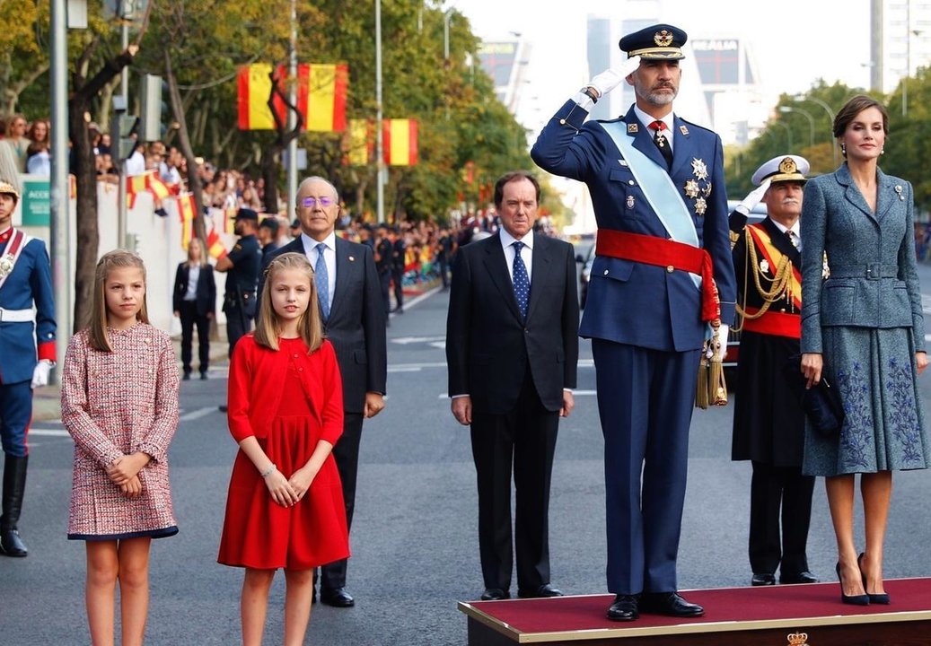 La infanta Sofía y la princesa Leonor, en el desfile de la Fiesta Nacional de 2017.