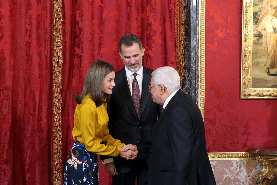 Mahmoud Abbas saluda a los reyes en el Palacio Real de Madrid.