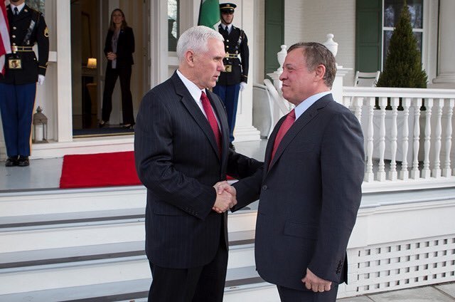 El rey Abdullah de Jordania con el vicepresidente de EEUU, Mike Pence