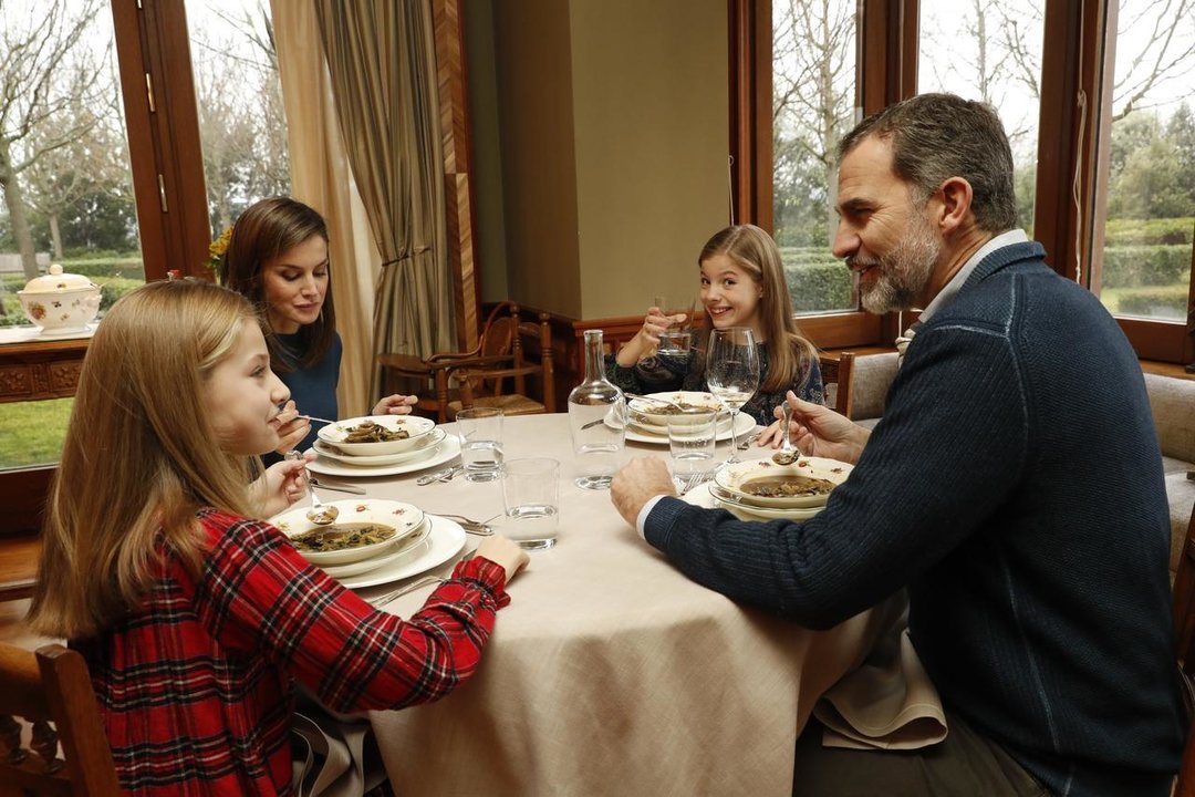 La Familia Real disfruta de una comida íntima en su residencia, el Pabellón del Príncipe