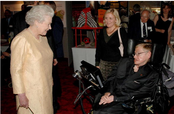 La reina Isabel II con el científico Stephen Hawking