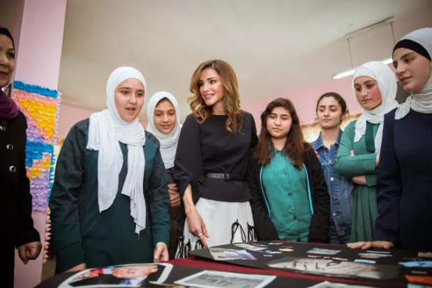 Rania de Jordania visitando una escuela de niñas