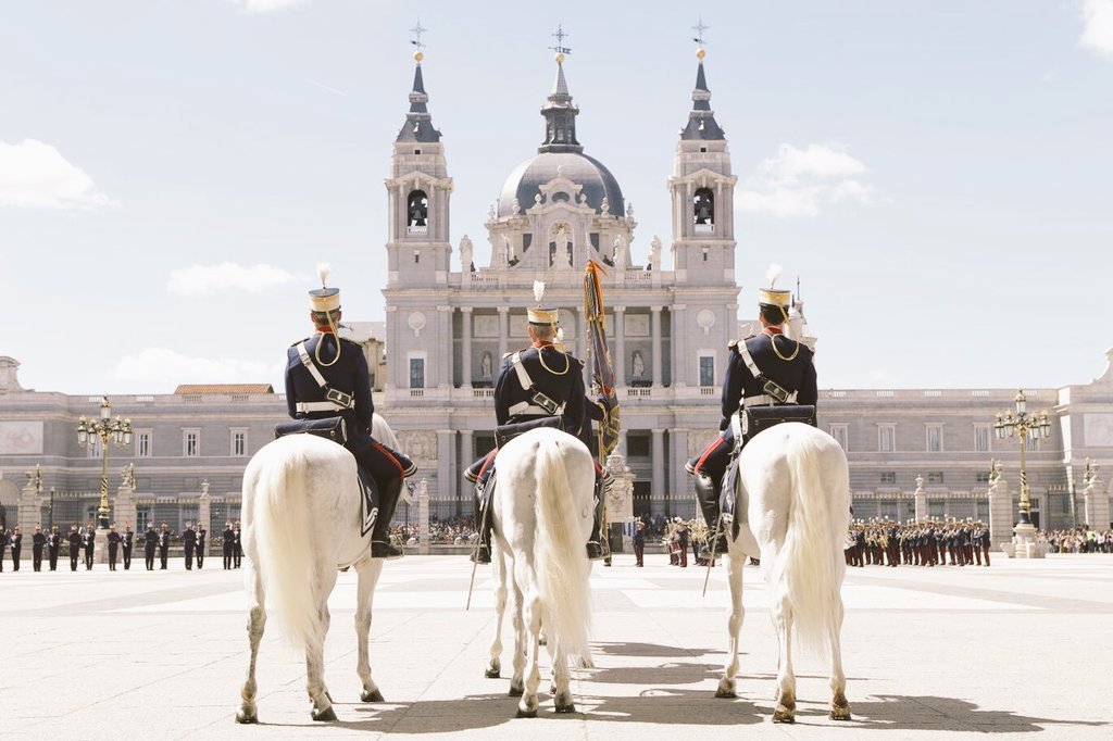 Relevo solemne de la Guardia Real en el Palacio Real de Madrid.