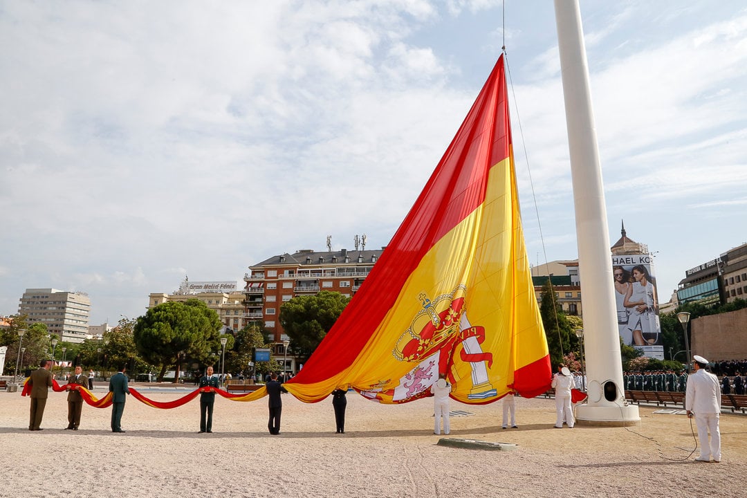 Izado de Bandera en la Plaza de Colón de Madrid por la proclamación de Felipe VI