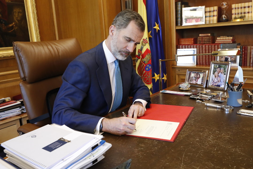 El rey firma el Real Decreto con el nombramiento de Pedro Sánchez Pérez-Castejón como Presidente del Gobierno