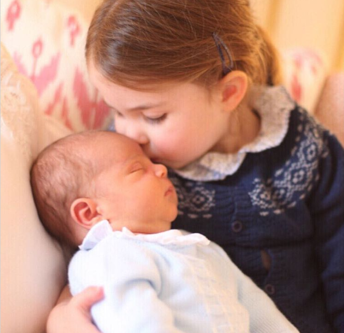 La princesa Charlotte de Inglaterra con su hermano recién nacido, el príncipe Louis.