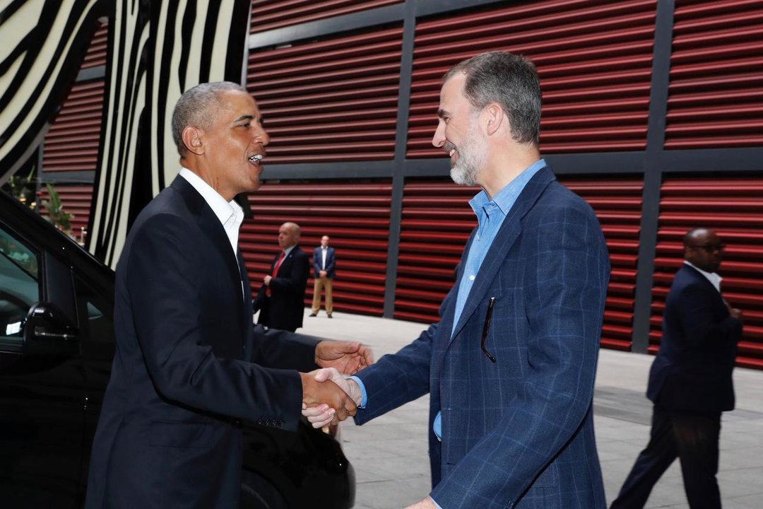 Felipe VI saluda a Barack Obama en el Museo Reina Sofía.