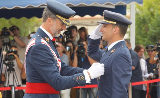 Felipe VI hace entrega de despachos militares.