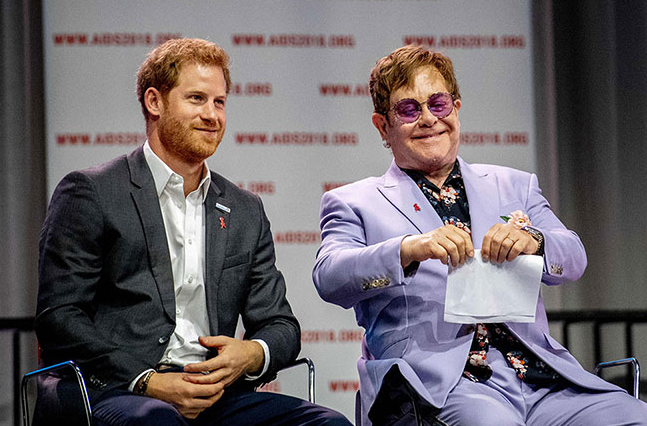 El príncipe Harry y Elton John durante la campaña contra el SIDA.