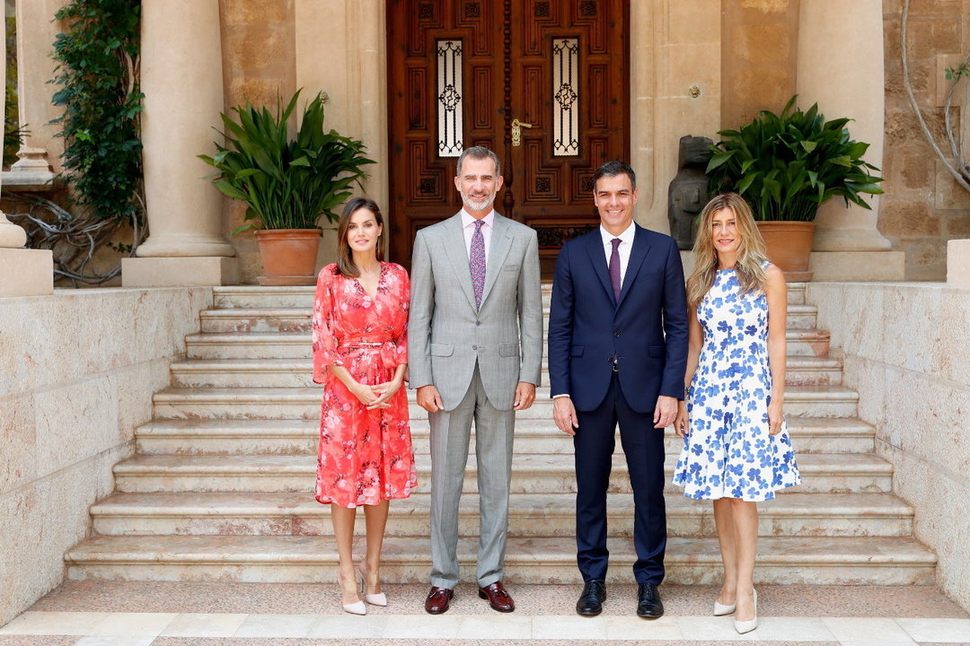 Los reyes junto al presidente del Gobierno, Pedro Sánchez Pérez-Castejón, y a su esposa, en la puerta del Palacio de Marivent.