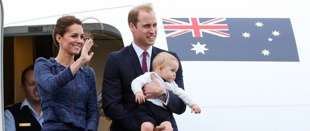 Los príncipes Guillermo y Catalina, en un viaje en avión con uno de sus hijos.