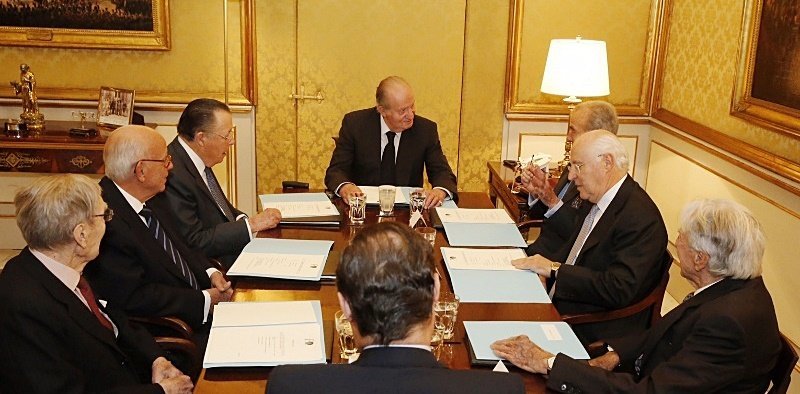 Juan Carlos I (en el centro), en el Palacio Real en marzo de 2015.