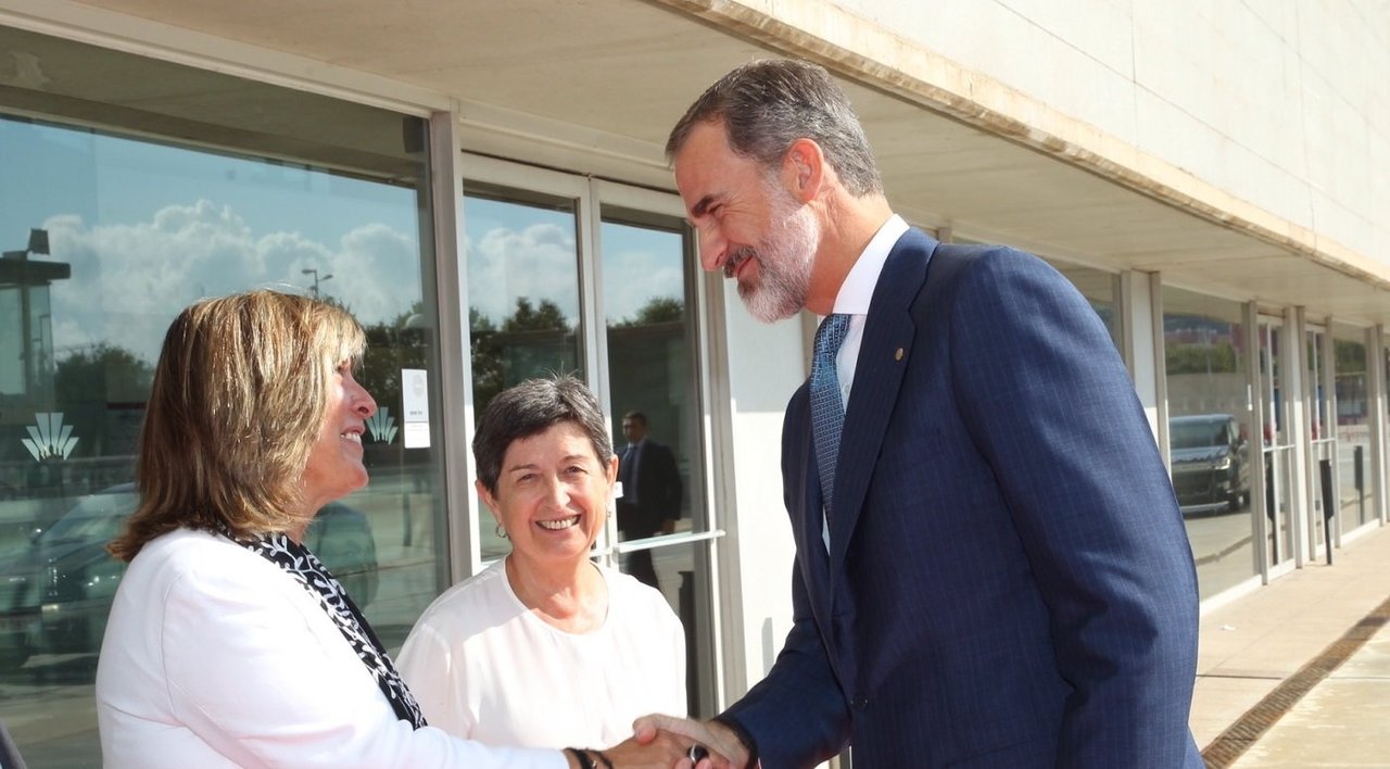 Felipe VI saluda a la alcaldesa de L&#39;Hospitalet, Nuria Marín.