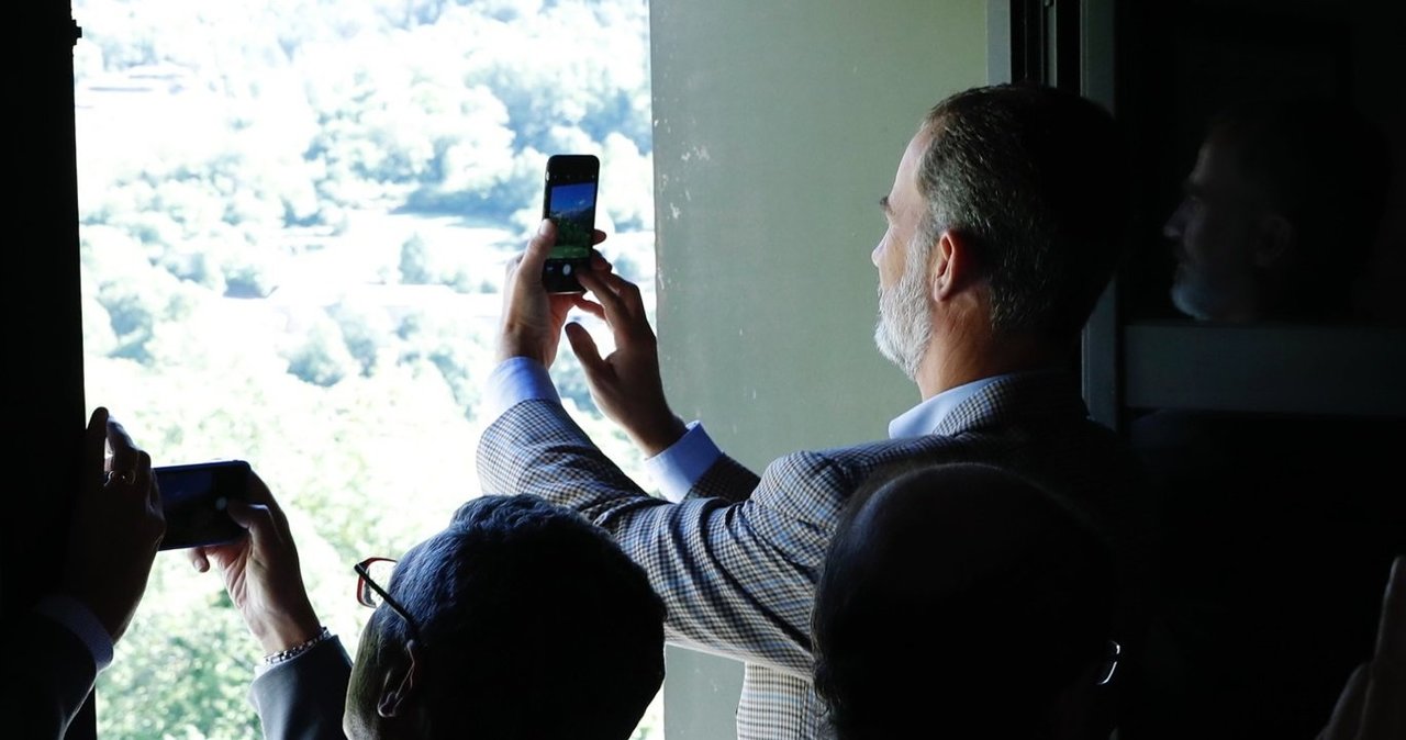 Felipe VI hace con su móvil una foto de Ordesa.