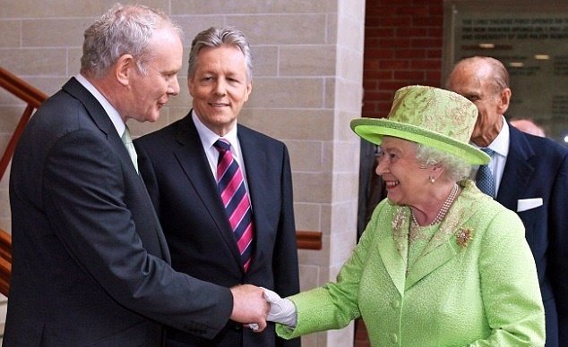 Isabel II saluda a Martin McGuiness en 2012.
