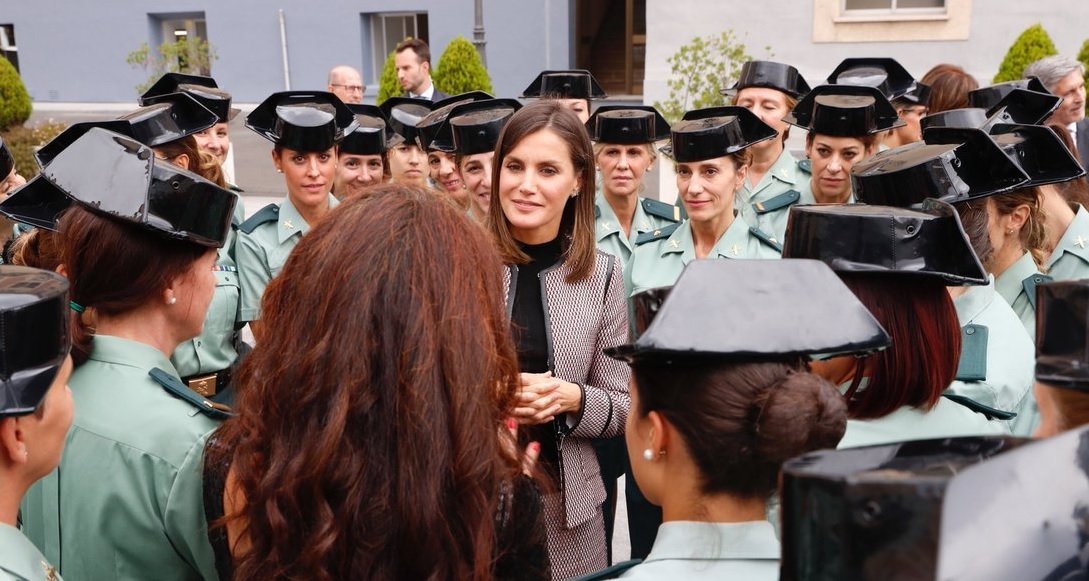 La reina Letizia, con agentes de la Guardia Civil.