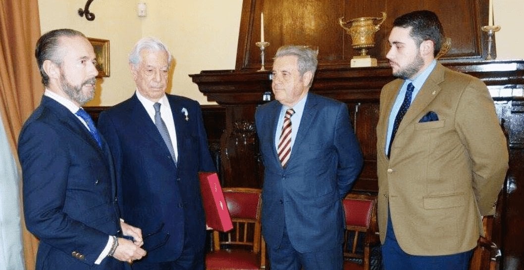 Mario Vargas Llosa, en 2016 con miembros del Cuerpo de la Nobleza de Asturias.