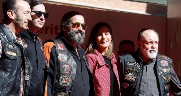 La reina, acompañada por representantes de Harley-Davidson Madrid, en el Día de la Banderita 2018.