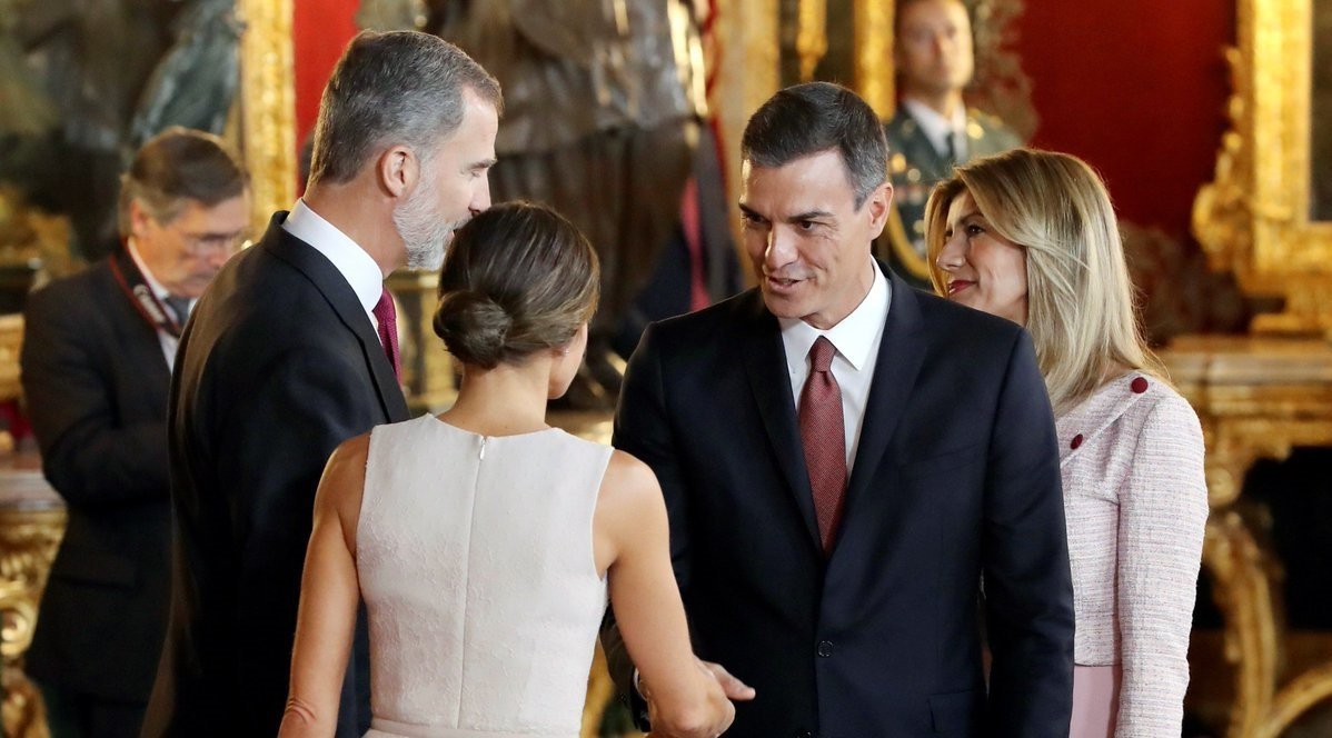 Pedro Sánchez y su mujer, Begoña Gómez, saludan a los reyes.