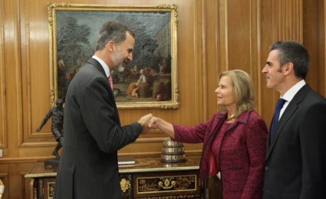 Felipe VI saluda a la presidenta de CEDRO.