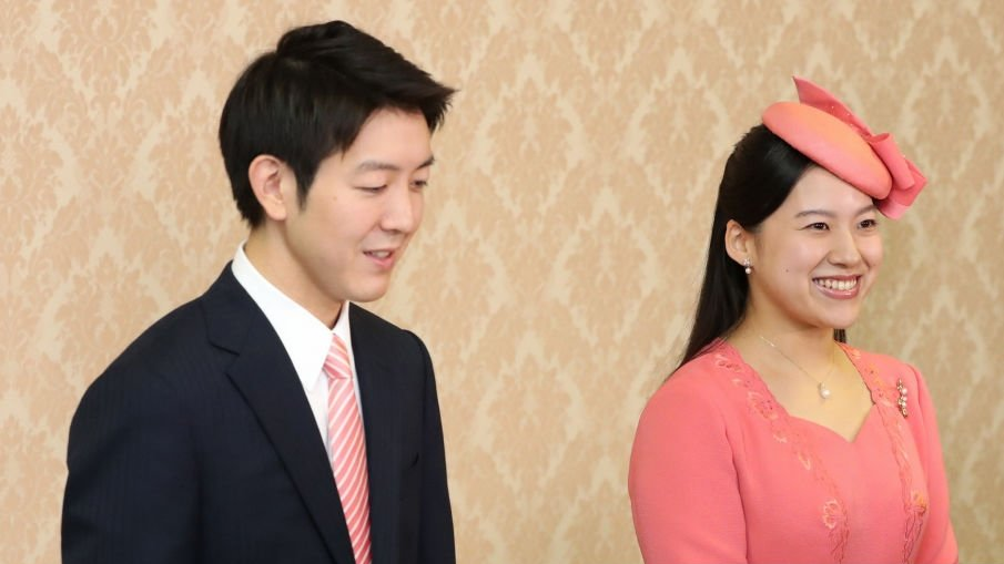 La princesa Ayako y el empresario Kei Moriya, durante el anuncio de su compromiso.