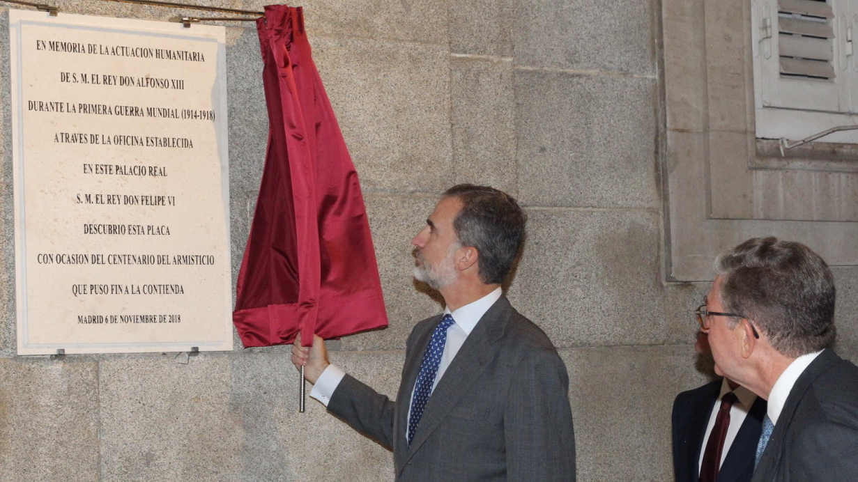 Felipe VI descubre la placa en recuerdo a la labor de Alfonso XIII.