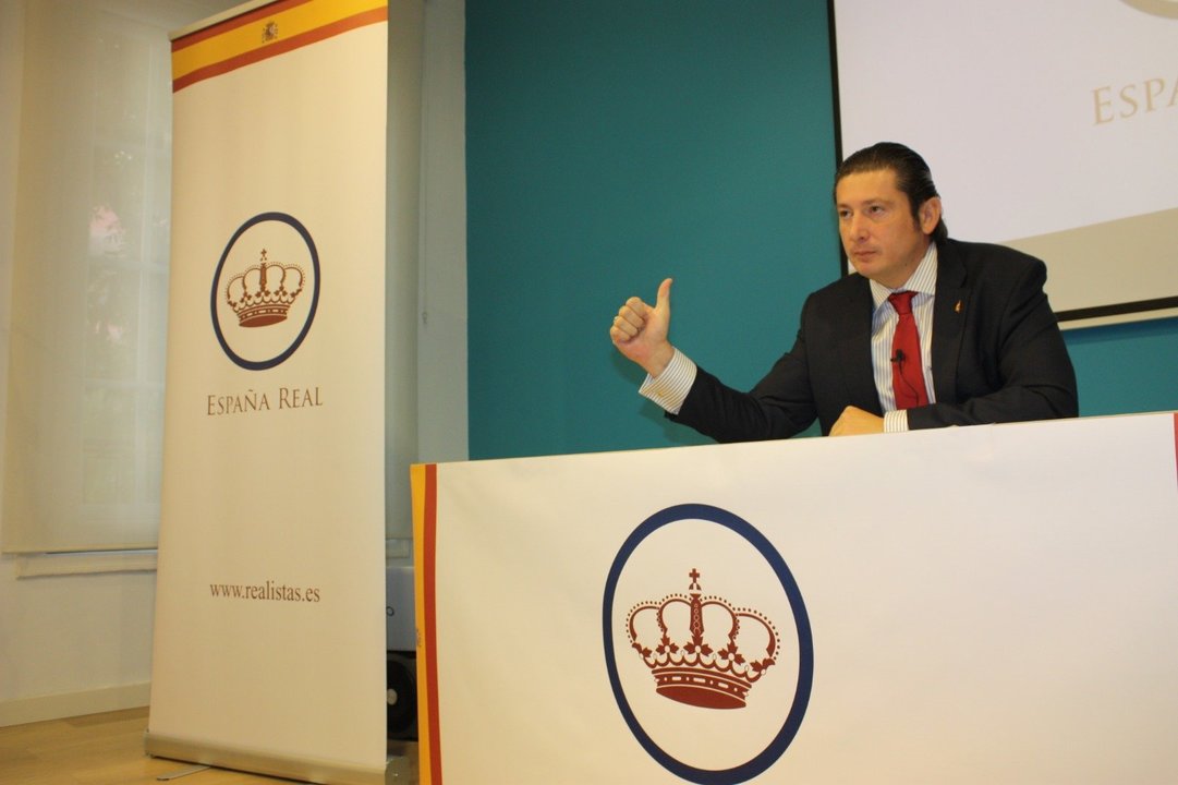 El presidente de &#34;España Real&#34;, Pedro Jesús Fernández, durante la presentación del partido.