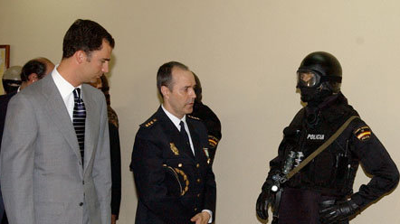 El rey Felipe, durante su última visita al cuartel de los GEO, en 2003.