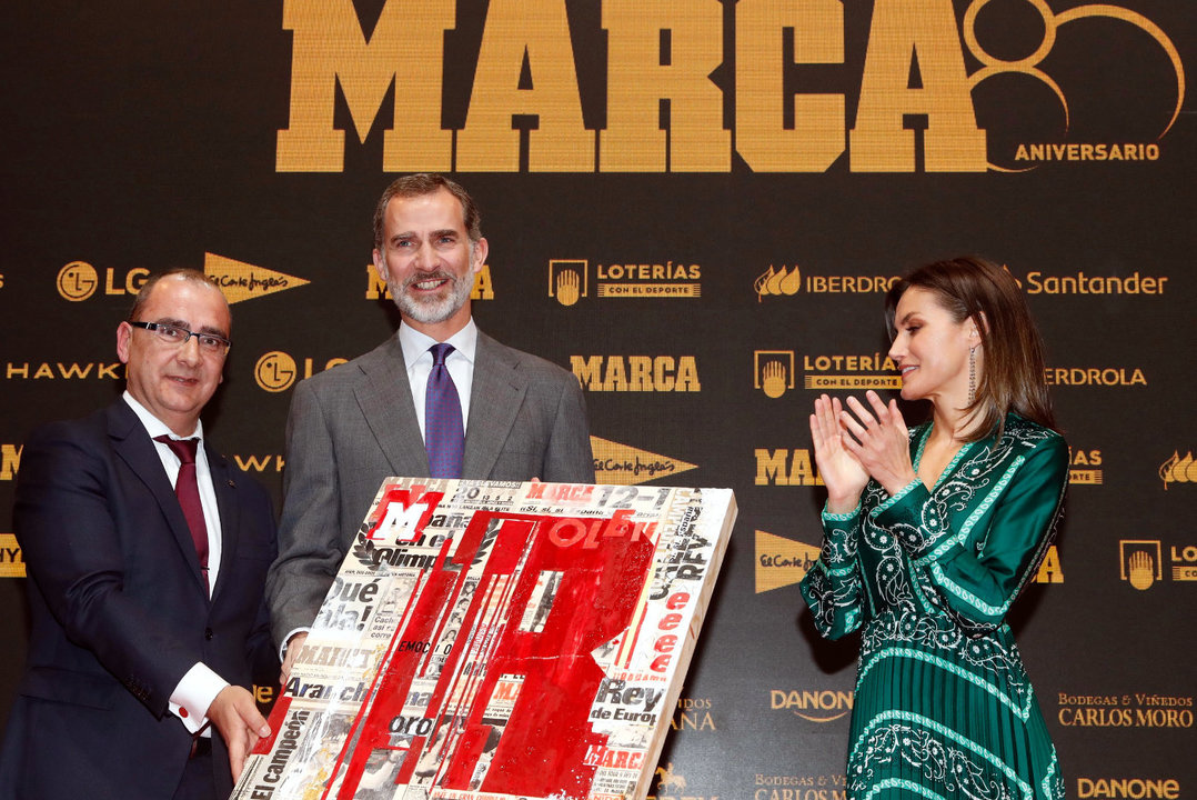 Su Majestad el Rey recibe de manos del director del diario Marca, Juan Ignacio Gallardo, el &#34;Premio a la pasión y al calor de la afición&#34;