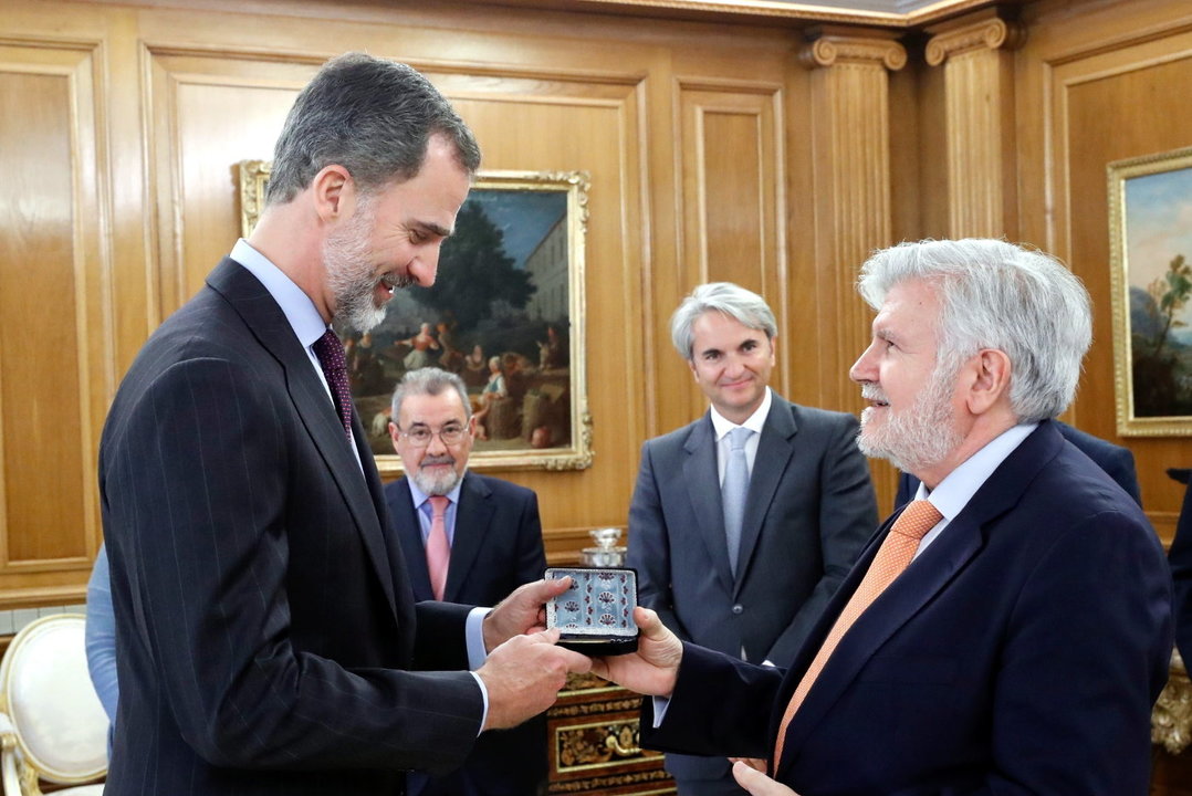 El expresidente de la Fundación Profesor Manuel Broseta, Rafael Ferrando, entregó a Felipe VI la Medalla de Oro de la Fundación en 2017.