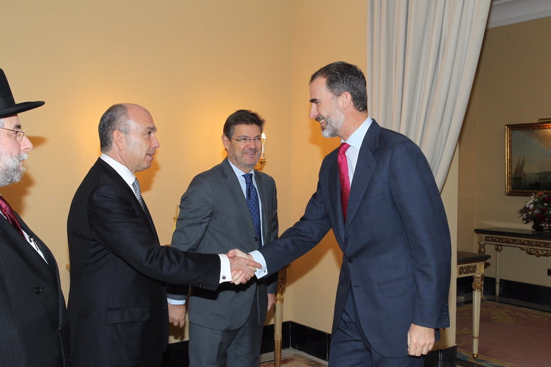 Felipe VI saluda al presidente de la Federación de Comunidades Judías de España, Isaac Querub, en la entrega del galardón “Lord Jakobovits Prize of European Jewry” en 2016.