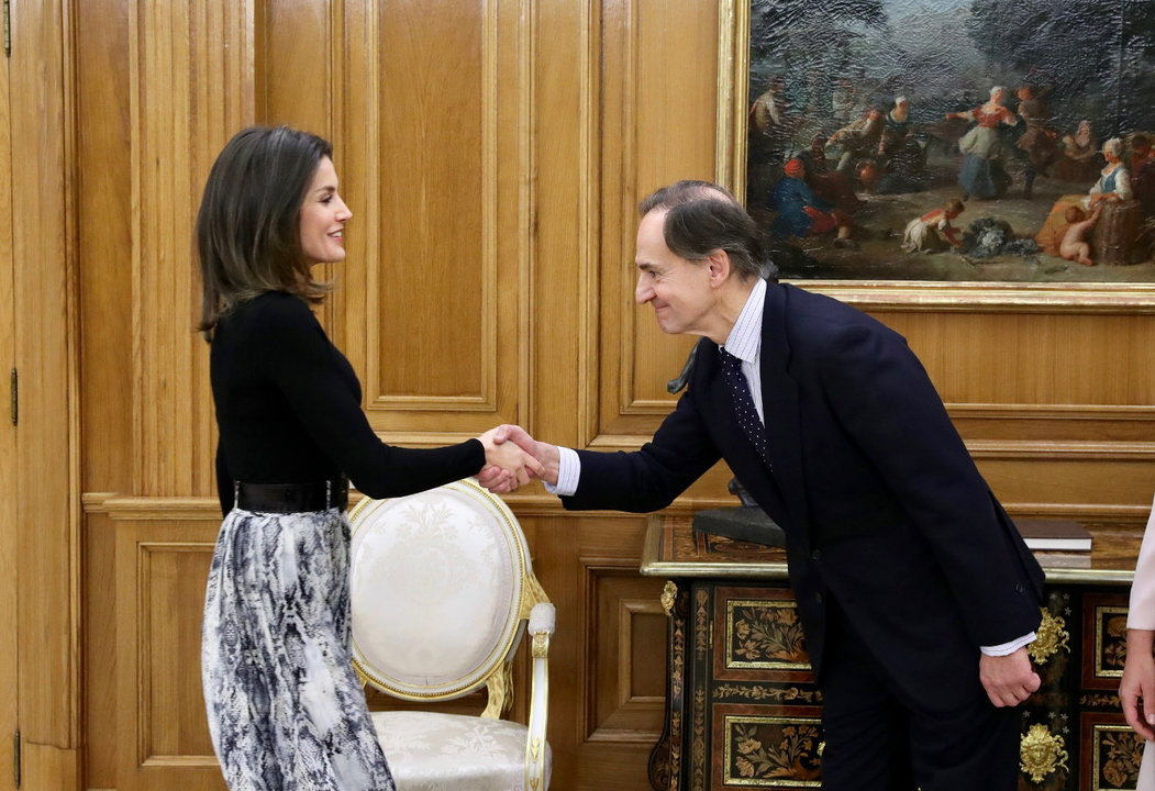 La reina saluda a Javier Pascual del Olmo, presidente y editor de Condé Nast.