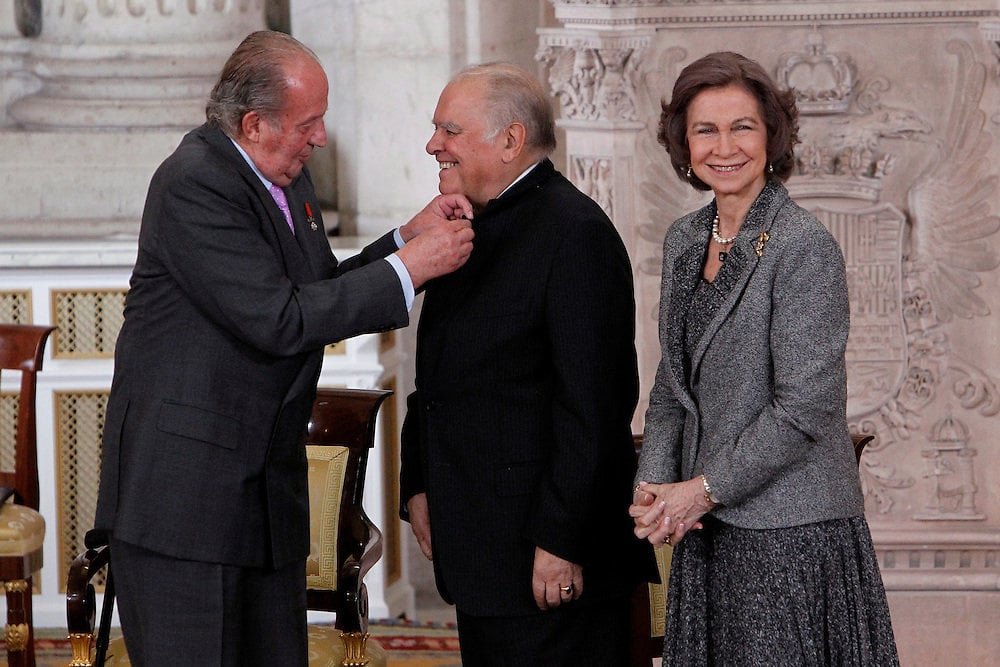 El rey Juan Carlos I reconoce a Enrique V. Iglesias con la Orden del Toisón de Oro en 2014, en presencia de doña Sofía.