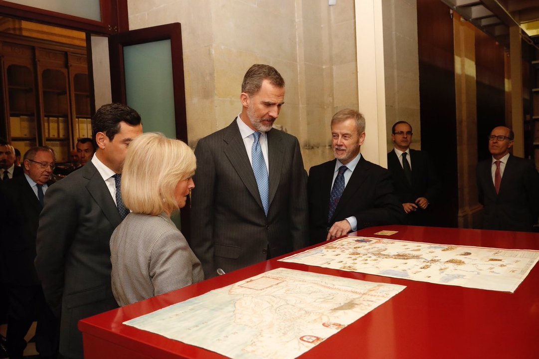 Felipe VI, durante la visita al Archivo General de Indias de Sevilla.