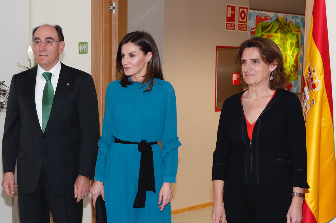 La reina, junto a la ministra para la Transición Ecológica, Teresa Ribera, y al presidente de Iberdrola, Ignacio S. Galán.