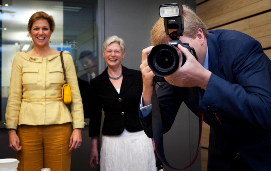 Guillermo Alejandro de Holanda es un aficionado a la fotografía. En la imagen, acciona una cámara en presencia de la reina Máxima de Holanda.