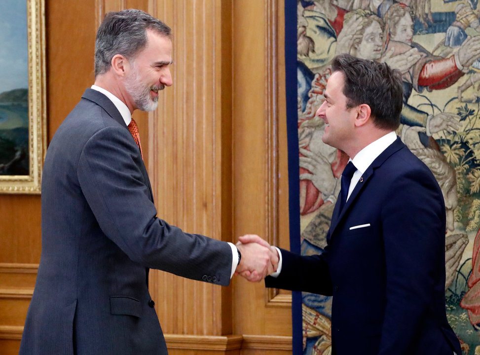 Felipe VI saluda al primer ministro de Luxemburgo