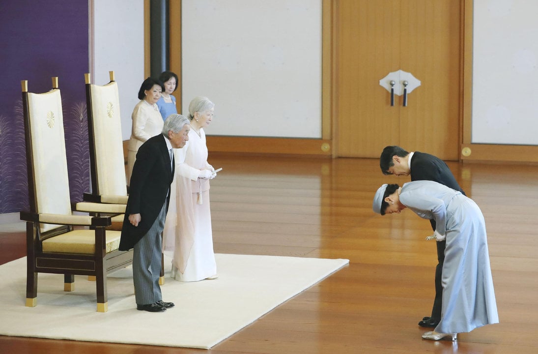El emperador de Japón, Akihito (izquierda), y la emperatriz Michiko (segunda por la izquierda) reciben el saludo del heredero al trono, el príncipe Naruhito (derecha), y su esposa Masako (segunda por la derecha), en el Palacio Imperial de Tokio.