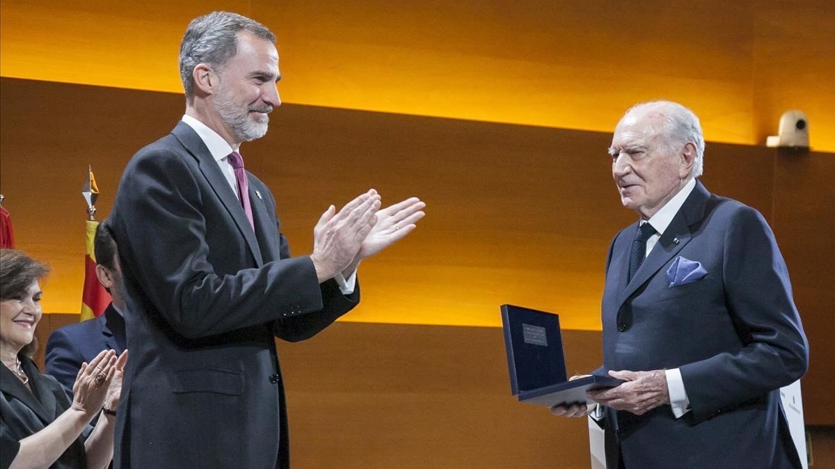 El rey entrega a Mariano Puig el reconocimiento a la trayectoria empresarial.