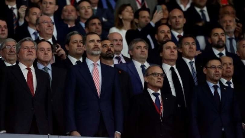 Felipe VI, durante el himno previo a la Final de la Copa del Rey de 2018.