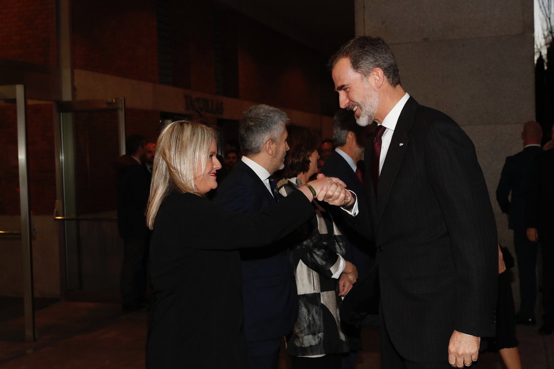 Felipe VI recibe el saludo de la presidenta de la Fundación Víctimas del Terrorismo, María del Mar Blanco.