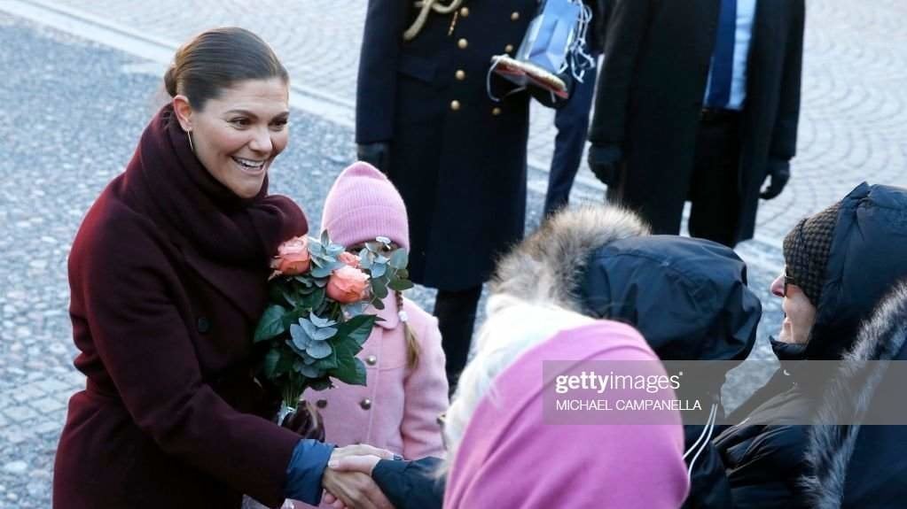 La princesa Victoria de Suecia se encuentra con los curiosos que se acercaron al Palacio de Estocolmo para celebrar su santo.