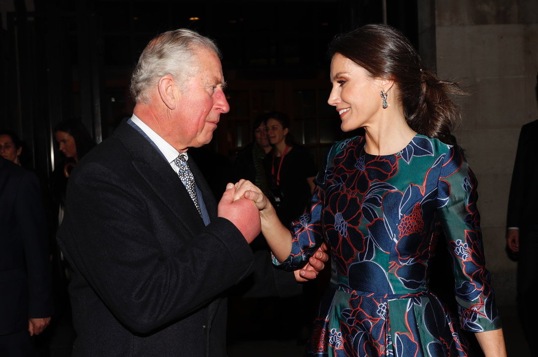 El príncipe de Gales saluda a la reina Letizia a su llegada al Museo.