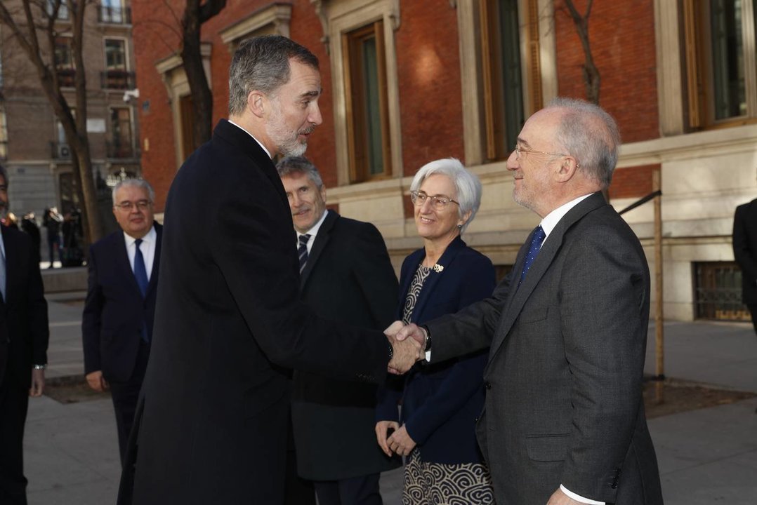 Felipe VI saluda al director de la RAE, Santiago Muñoz.