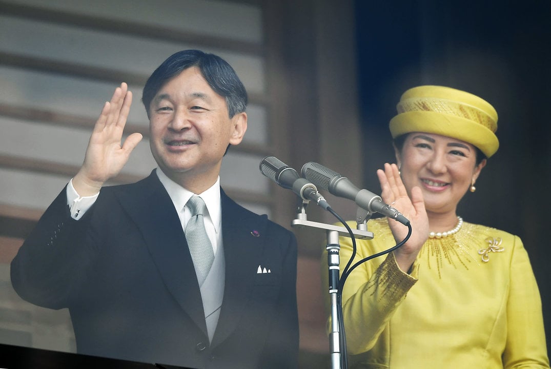 Naruhito y Masako saludan a quienes se reunieron frente al palacio imperial.