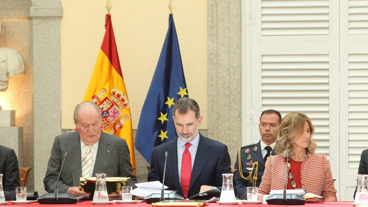 Los reyes Felipe VI y Juan Carlos I, durante la reunión del Patronato de la Fundación Cotec en 2018