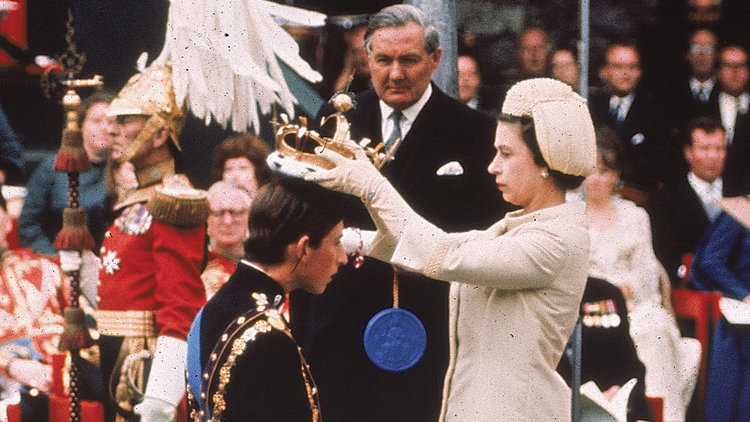 Isabel II corona a su hijo Carlos como Príncipe de Gales