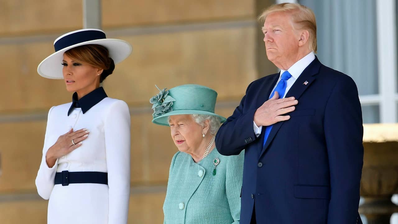 La reina Isabel II recibe a los Trump en el Palacio de Buckingham.